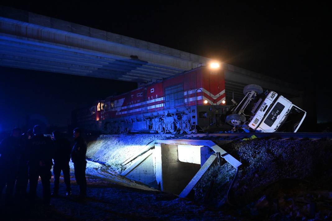 Bir gün arayla benzer kaza! Yolcu treni raylara bırakılan araca çarptı 7